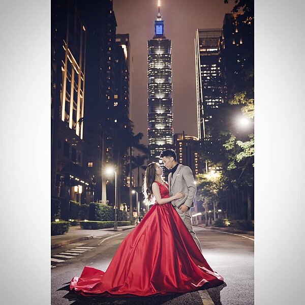 「鞍馬王子」李智凱18日下午在臉書發文貼出婚紗照,「忙炸,祝明天一切順利,各位明天見。」圖/翻攝自李智凱臉書