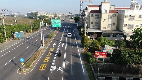 台19線台南學甲區外環道,華宗路與中華路口前路段經常發生直行機車與右轉汽車碰撞事故,相關單位會勘後將中線車道改為機慢車道,外側改為右轉車專用道。記者吳淑玲/翻攝