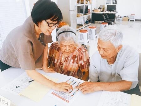 從青幼年期、中年期到老年期共有12項可控因子,只要做好調控,4成的失智症都是可以預防的。圖為幸福認知小站協助社區失智症患者完善照護。(本報資料照片)
