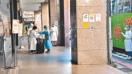 桃園市某防疫旅館爆群聚全清空,頓時少240房,面對緊接下來的春節檢疫返鄉潮,觀旅局積極媒合協調,確保返鄉遊子都能落實檢疫無虞。(蔡依珍攝)