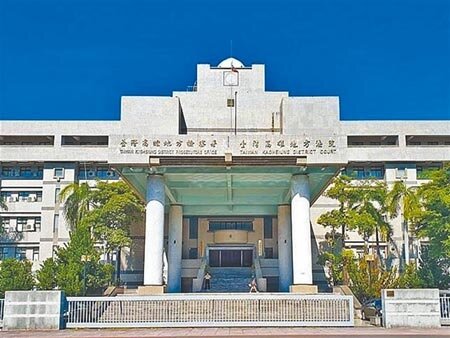 王姓男子到高雄三鳳宮參拜,推倒且壓制正在辦事的乩童,害乩童受傷,高雄地院認為王男否認犯行且未和解,判拘役40天、可易科罰金,民事部份需賠償3萬元,可上訴。(本報資料照片)