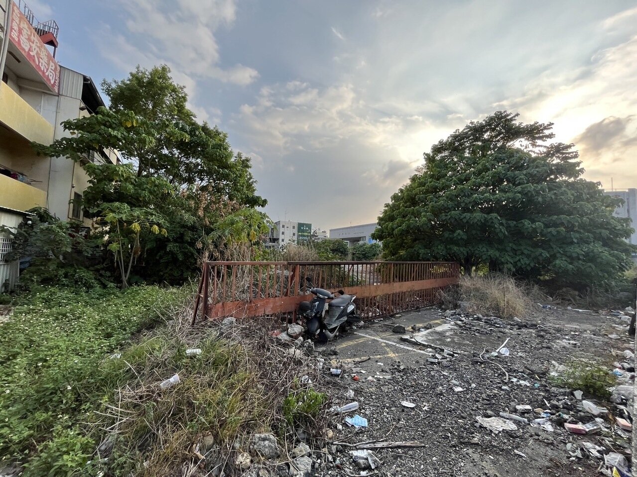 南投市舊台汽車站用地閒置十多年,至今沒開發,雜草叢生垃圾堆積,被民眾批城市之瘤。記者江良誠/攝影