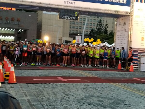 台北市長柯文哲今天清晨6點多為今年的台北馬鳴槍,不過因為今天天氣冷,陸續傳出有跑者身體不適。記者林麗玉/攝影