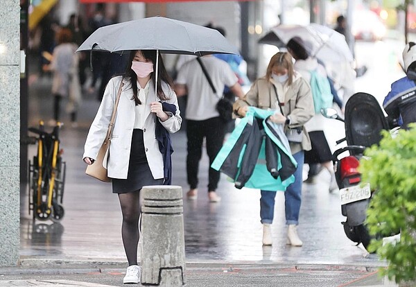 中央氣象局表示，20日起南方雲系北移，各地愈晚雨勢愈明顯，到了周二全台有雨。圖／聯合報資料照片