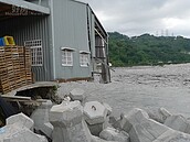 中市山線多處堤防路基淘空　溪畔民宅岌岌可危