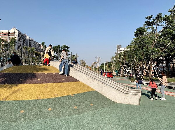左營綠園道遊戲場緊鄰左營區果貿社區及鼓山區裕興里、前峰社區、美術館社區等,周邊住宅密集人口眾多,可望成為北高雄熱門親子場所。圖/高雄市政府提供