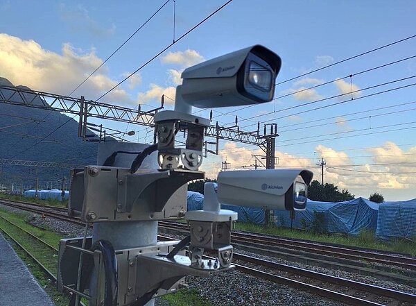 台鐵局19日表示,落石告警系統共規畫建置26處,2021年、2022年陸續完成。圖/台鐵局提供