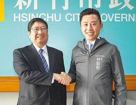 民進黨推動縣市合併升格,大新竹合併尤其是重中之重。新竹縣長楊文科昨怒斥,此事不是一黨或一人說了算,硬幹必遭民意反噬。圖為楊文科(左)與新竹市長林智堅在「大新竹共好合作平台」首長會議中合影。(本報資料照片∕陳育賢攝)