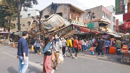 台南市安平老街入口處一處鐵皮屋,茶飲店與帽子店因大火付之一炬,遊客出入投以異樣眼光。(程炳璋攝)