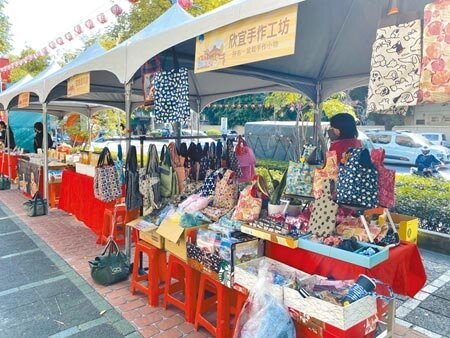 「建國菜市尚蓋青」活動,推出民眾消費摸彩活動,另邀文青市集擺攤,帶動市場轉型及創新發展。(張妍溱攝)