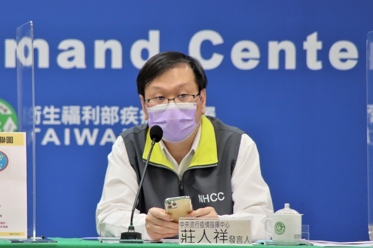 疫情指揮中心發言人莊人祥表示,針對高風險族群將第三劑間隔從五個月縮短,最快今天公布相關政策。圖/指揮中心提供