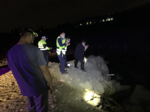 台中石岡水壩消波塊下方今晚被發現吊掛屍體。圖／民眾提供