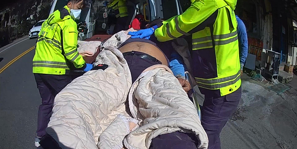 新北市烏來區雲仙樂園今天傳出蜂螫事件,林姓工人一度失去呼吸心跳,所幸經救護員緊急CPR,目前已無大礙。記者翁至成/翻攝