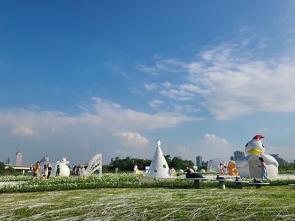 新北市三重鴨鴨公園以”星空祈願 暖心過冬”為主題,並以不同的樣貌將鴨鴨公園打造一片雪景。圖/新北市府提供