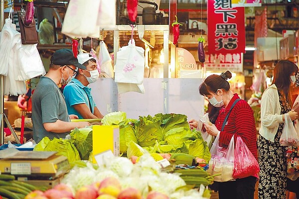 通膨壓力大,尤其是食物價格上漲,讓人更有感,預估高通膨將維持一段時間。圖為消費者選購蔬菜。(台中市府提供/盧金足台中傳真)