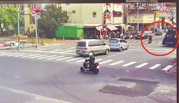 高雄市路口監視器拍下，沈姓女機車騎士行經路口未停等紅燈，險些被輕軌列車撞上。圖／翻攝照片
