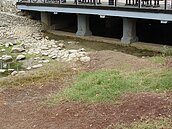 高雄龍巖冽泉旱季長青苔　水利局不定期抽除積水減少防蚊蠅問題