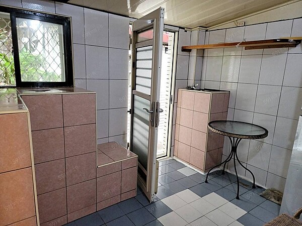 屋內櫃子、牆面貼滿磁磚。圖/翻攝自奇葩裝潢分享中心