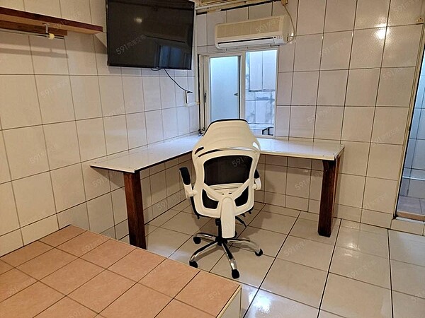 屋內牆面貼滿磁磚。圖/翻攝自奇葩裝潢分享中心