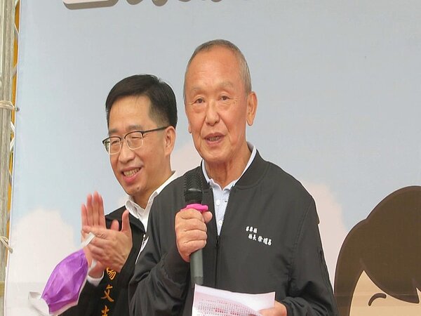 苗栗縣長徐耀昌(右)20日宣布婦女生育津貼2022年調到1萬元,現場掌起一片掌聲。記者范榮達/攝影