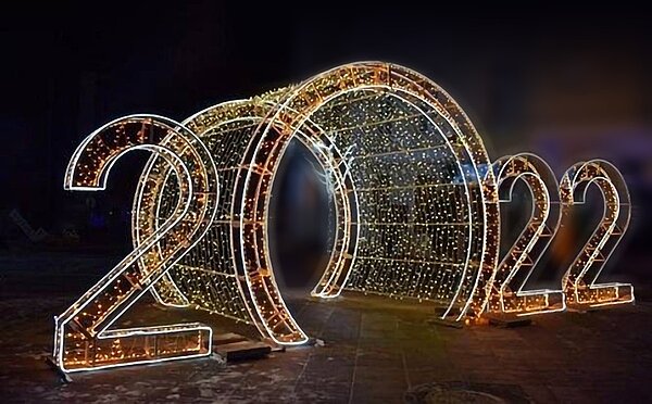 夜色中最吸睛的2022大型燈飾裝置，邀請民眾與情人、家人、朋友手牽手穿梭2022，留下活力滿滿迎接全新2022年的身影。示意圖／文化局提供