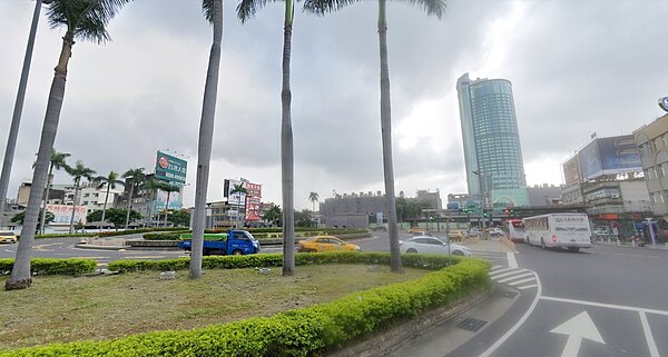 在推動鐵路地下化的同時,台南站前圓環也要跟著改造。圖/取自Google maps