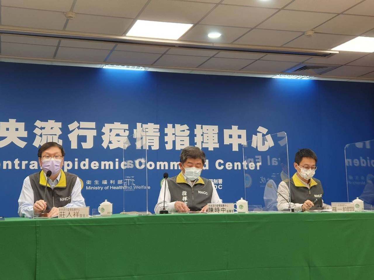 指揮中心今公布最新疫苗混打政策及中研院調查報告。記者會出席名單由左到右中央流行疫情指揮中心發言人莊人祥、指揮官陳時中、醫療應變組副組長羅一鈞。記者楊雅棠/攝影