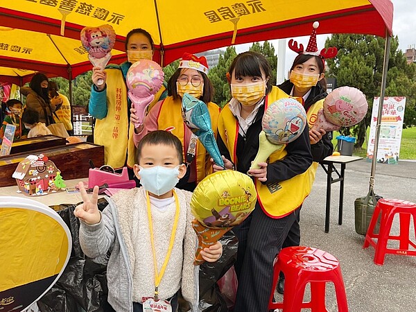 在地好鄰居永慶房屋熱情贊助45頂帳篷助活動順利舉行,並擺設攤位與民眾共度愉快的假日。圖/永慶房產集團提供