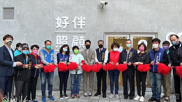 太平好宅社區長照機構揭牌,50攤位共度聖誕生活節。圖/台中市衛生局提供
