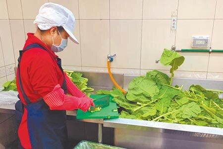 校園內附設中央廚房有家長負擔較輕、熱騰騰新鮮上桌、駐校營養師把關等優點,桃園市教育局向教育部申請到近1.4億經費,為偏鄉5校擴建中央廚房,可分享給鄰近15校,力拚明年新學年度正式上線。(蔡依珍攝)