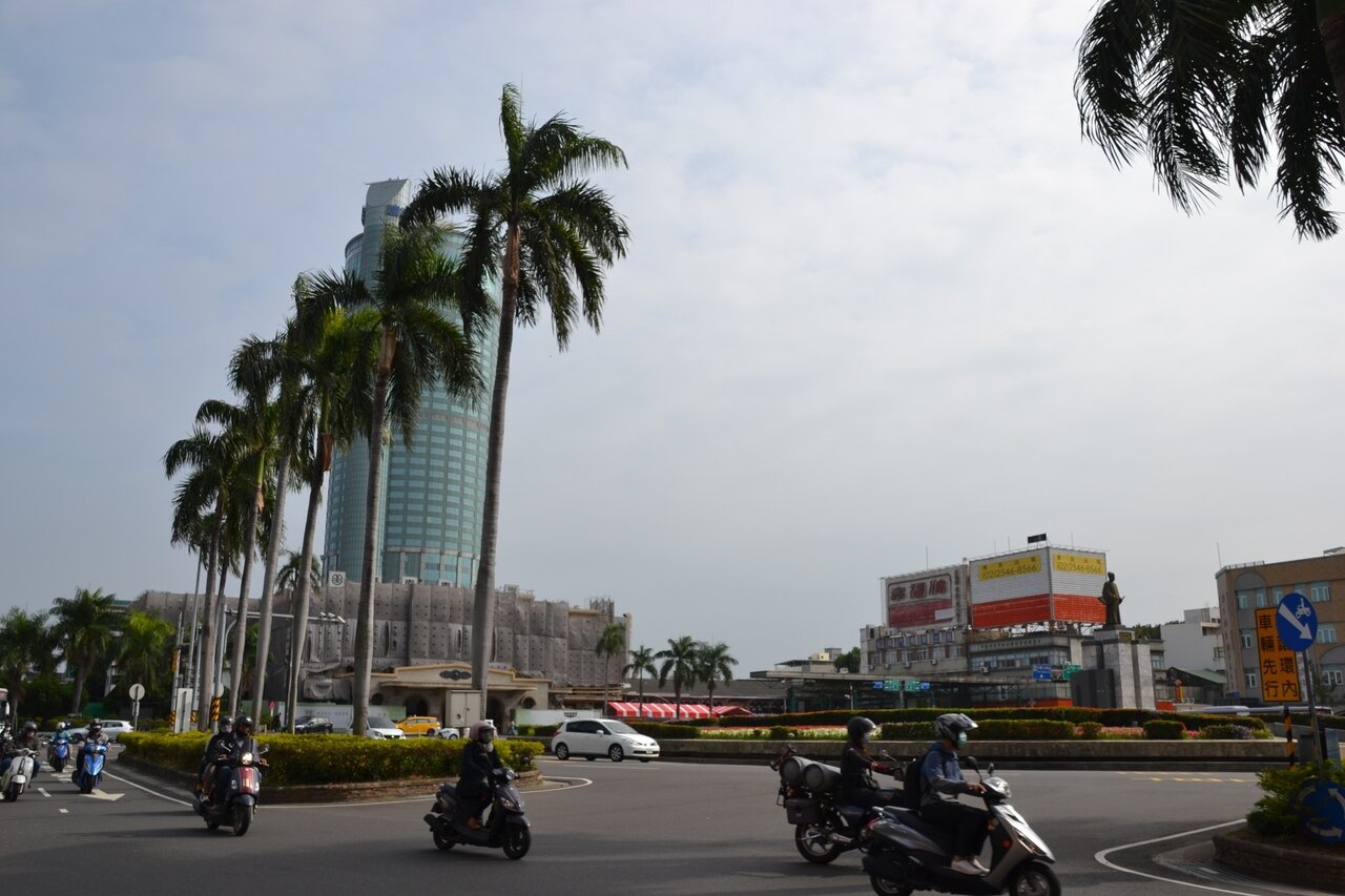 台南市交通局將進行火車站前交通環境改善,朝非圓環形式,以人為本的公共空間做規畫。記者鄭惠仁/攝影
