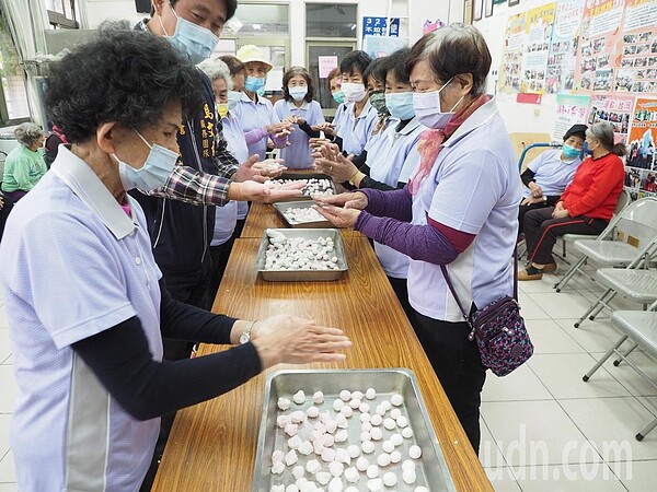 南投縣草屯鎮富寮社區今天號召長輩搓湯圓、煮湯圓也吃湯圓，眾人一起迎接冬至。記者賴香珊／攝影 