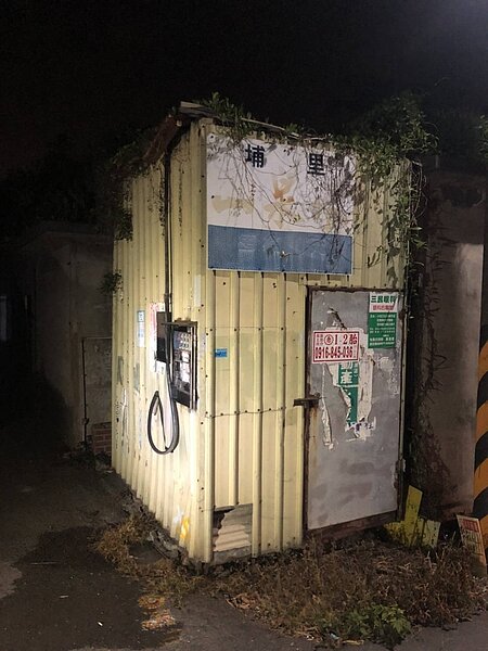 溪湖鎮巫姓加水站業者在住處旁簡漏的鐵皮屋內舊水井抽地下水，再以淨水設備處理後，冒充是埔里泉水販售，賺取暴利。圖／彰化地檢署提供