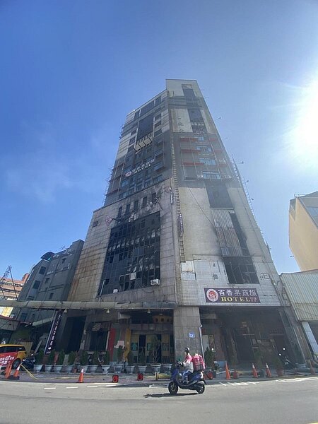 彰化喬友大樓大火後經鑑定結構強度弱化，縣府宣布將拆除重建。記者劉明岩／攝影