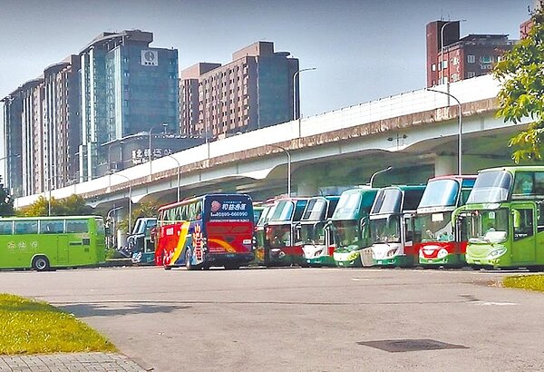 台北轉運站周邊的「行一大客車停車場」,從2021年12月22日起至2022年2月25日作為春節防疫專車運轉接駁站,有客運駕駛抱怨之後沒地方可停車休息。(台北市議員張斯綱研究室提供/張立勳台北傳真)