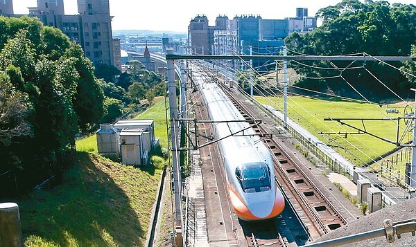 高鐵延伸宜蘭綜規報告下個月才送交通部核定,但交通部針對宜蘭站址已拍板「折衷案」。圖為高鐵在西部奔馳畫面。圖/聯合報資料照片