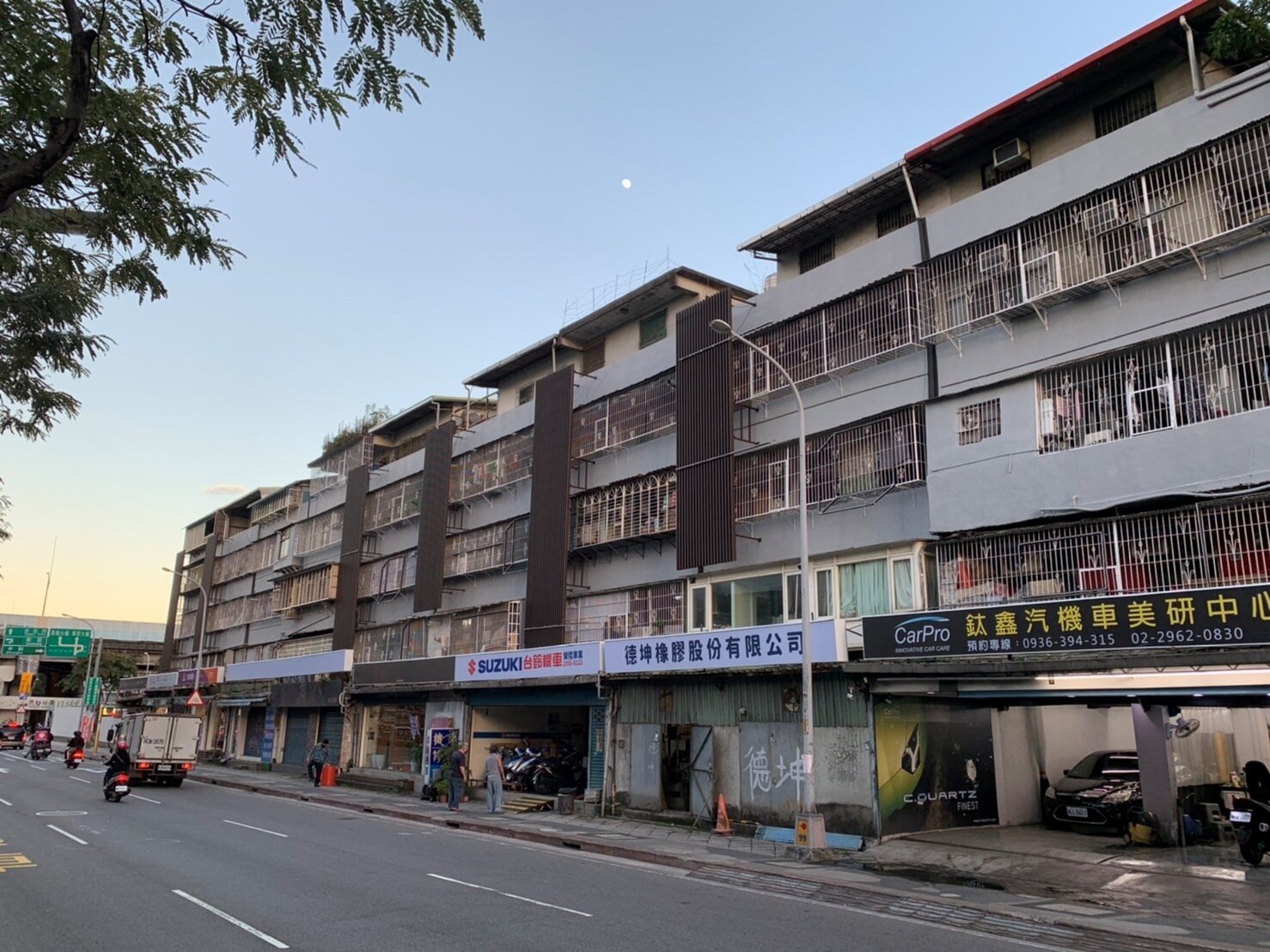 板橋縣民大道二段周邊建築物都更完成。圖/新北城鄉局提供