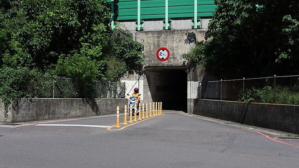 「竹北莊敬一路機車涵洞拓寬計畫」正式獲高公局納入「國道一號楊梅至頭份段拓寬計畫」一併規劃。圖／新竹縣交旅處提供