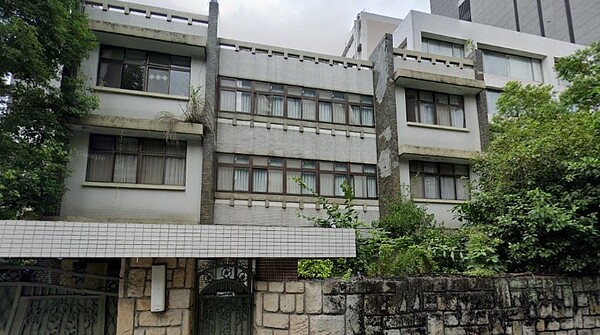 北市府指出，中山區朱崙街近50年透天老宅，危老重建案開工舉行盛大動土儀式，將打造地上十層、地下三層的全新住宅大樓。圖／北市府提供