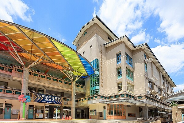 文化路上的頂溪國小。圖/大賞建設提供