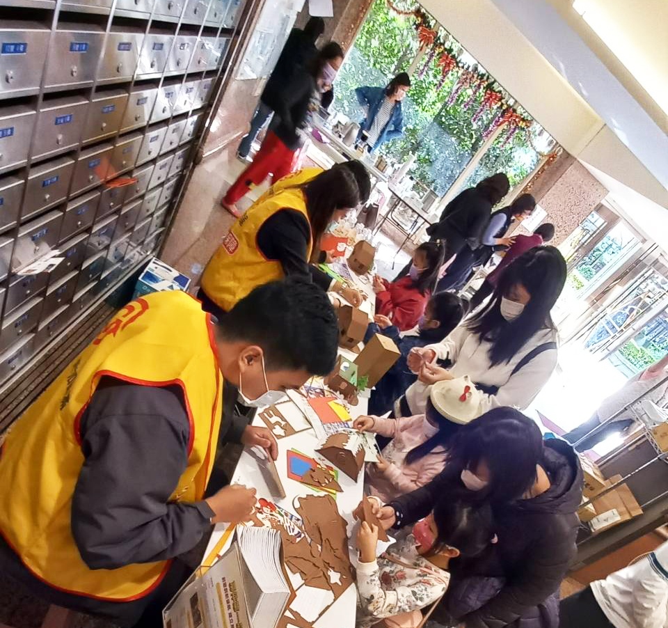 永慶房屋陪同社區小朋友和家長一起DIY聖誕薑餅小屋。圖／永慶提供
