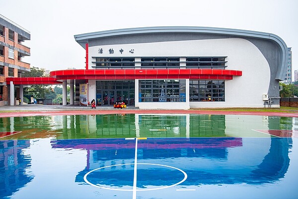 建德國小活動中心落成啟用,室內空間更寬廣。圖/桃園市政府提供