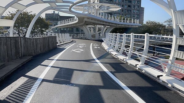 前鎮之星橋梁鋪面完工。圖／高雄市工務局提供