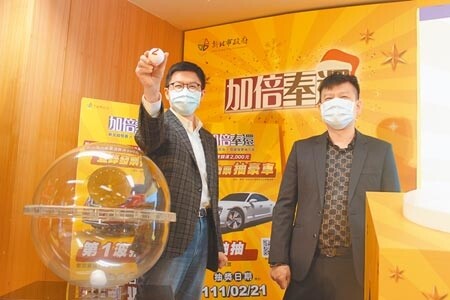 新北振興加倍奉還「登錄發票抽獎」活動，在律師見證下，由新北市副祕書長張其強（左）抽出首波百萬汽車大獎得主。（陳慰慈攝）