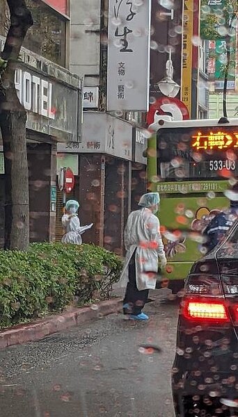 台北市政府回應,此防疫旅館是針對將解隔離民眾,北市府派出巡迴篩檢車,前往協助為即將解隔離旅客篩檢。圖/讀者提供