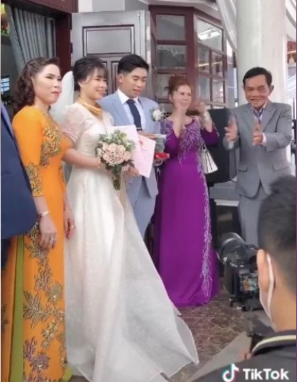 越南一名新嫁娘在婚禮上，受到公公贈與兩房地契和現金、黃金，引起網友熱議。圖／擷自抖音