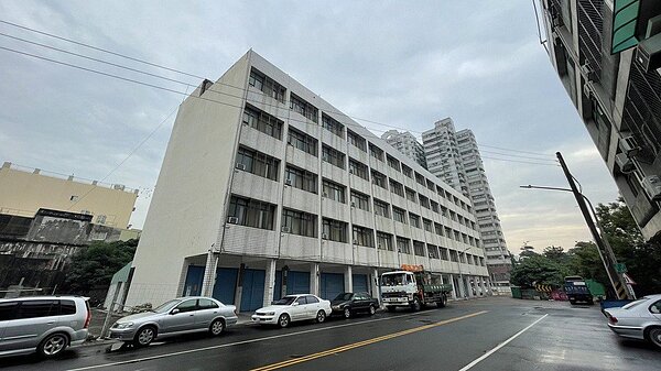 高雄一名投資人花6億元,打包買下位於高雄左營的整排透天。圖/台灣房屋提供