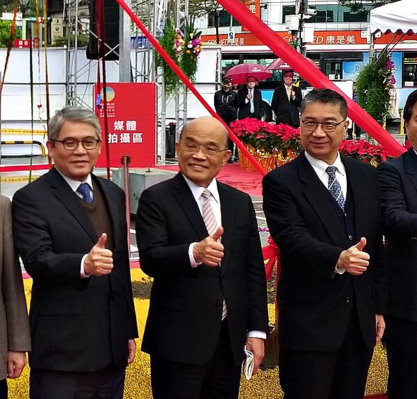 花敬群(左一)指出,台中有人拿上千萬現金到銷售中心排隊搶房、台南預售屋排隊搶房等情形,這些行為原則上符合行政罰規範,若更嚴重到對社會造成危害,則可提刑罰、交由司法機關認定。圖/好房網News記者林和謙攝