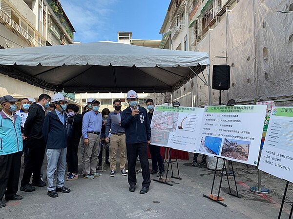 工務局長楊欽富簡報。圖/高雄市政府工務局新建工程處提供
