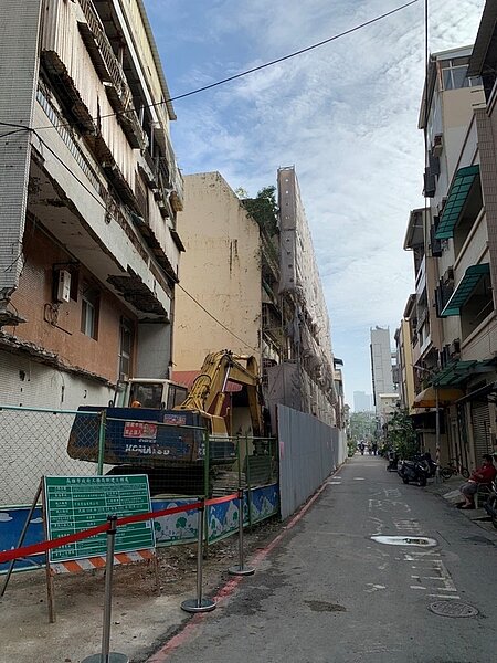 仁愛河濱商城為高雄最大的海砂屋,於今日起開拆。圖/高雄市政府工務局新建工程處提供